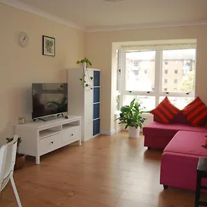 3 Bed Flat Close To And The Meadows Apartment