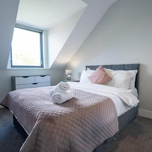 Three Bed Sleeps 5 In Botanic Apartment Belfast
